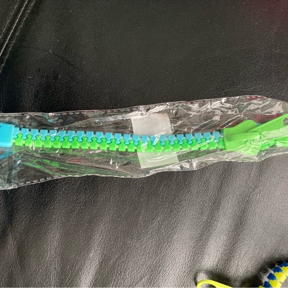 Girl’s bracelet, zipper style, new and cleaned. - Picture 6 of 7